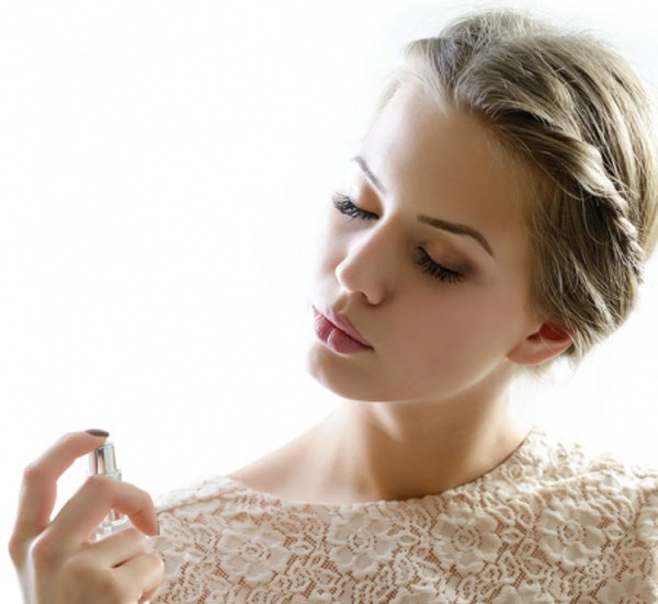 Các loại nước hoa nữ thì làm cách nào để giữ mùi lâu?