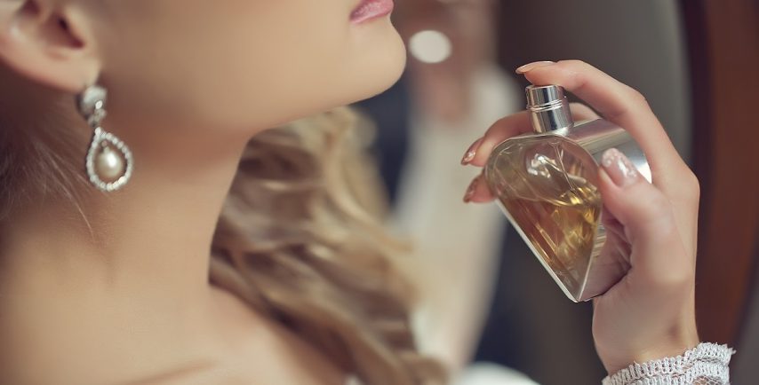 Các loại nước hoa nữ thì làm cách nào để giữ mùi lâu?